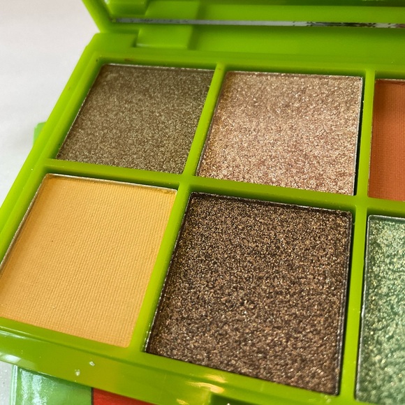 💕Dr Seuss x Revolution Green Eggs and Ham Eyeshadow Palette - Picture 4 of 6